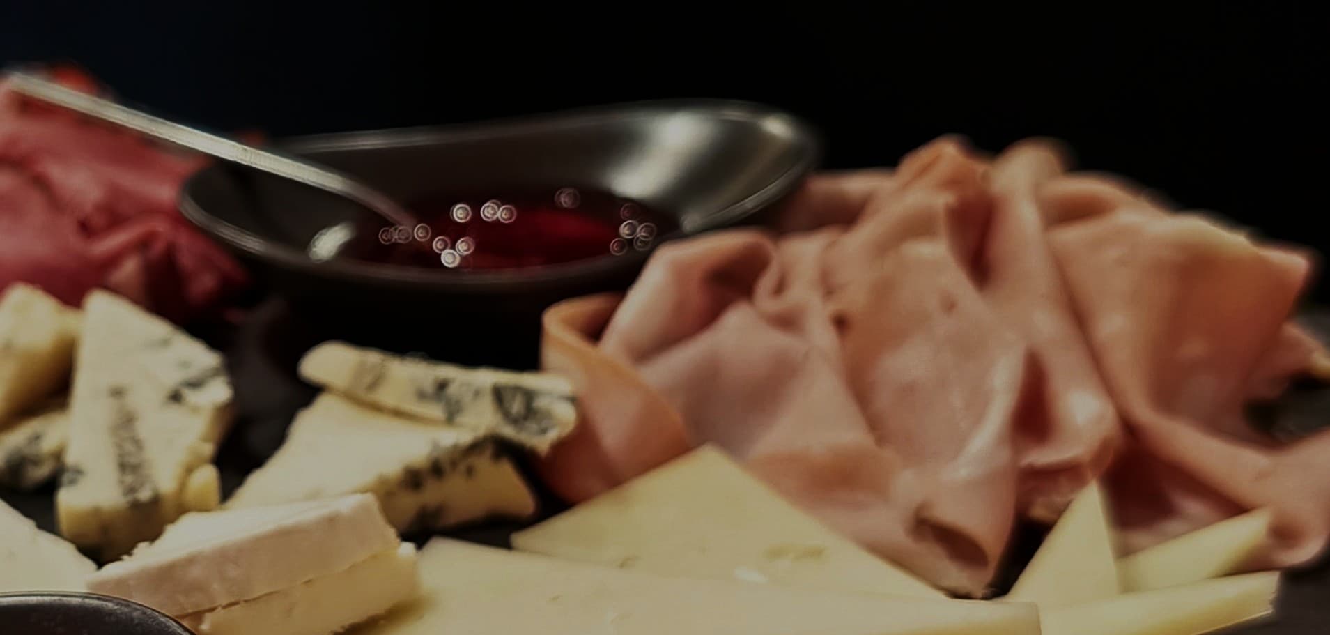 Deli Κηφισιά Halfglass Winehouse — τυριά, αλλαντικά, ελαιόλαδο