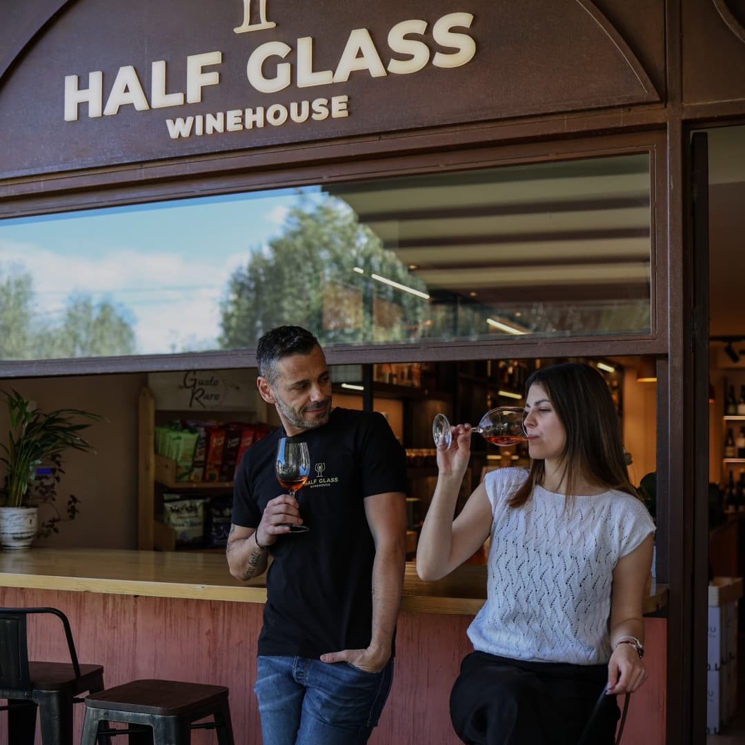 Δύο πελάτες γευσιγνωσία κρασιού έξω από το Half Glass Winehouse